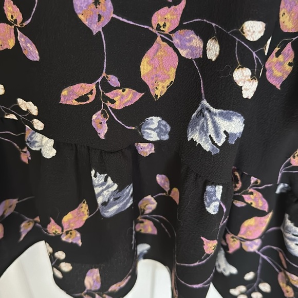 Gibson flowy blouse. size M. black with flowered design. - Picture 10 of 11